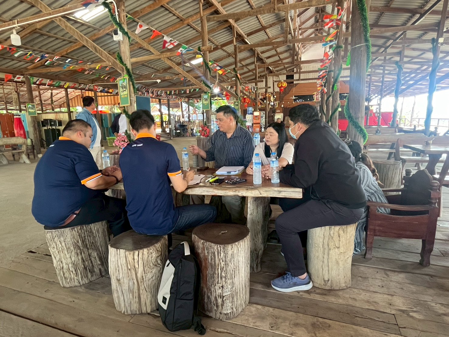 title - สำนักกฎหมาย มอบหมายเจ้าหน้าที่ให้การสนับสนุนข้อมูลและให้คำปรึกษาด้านกฎหมายและแนวทางปฏิบัติกรณีร้องขอความเป็นธรรมในพื้นที่เขตปฏิรูปที่ดินจังหวัดกาญจนบุรี